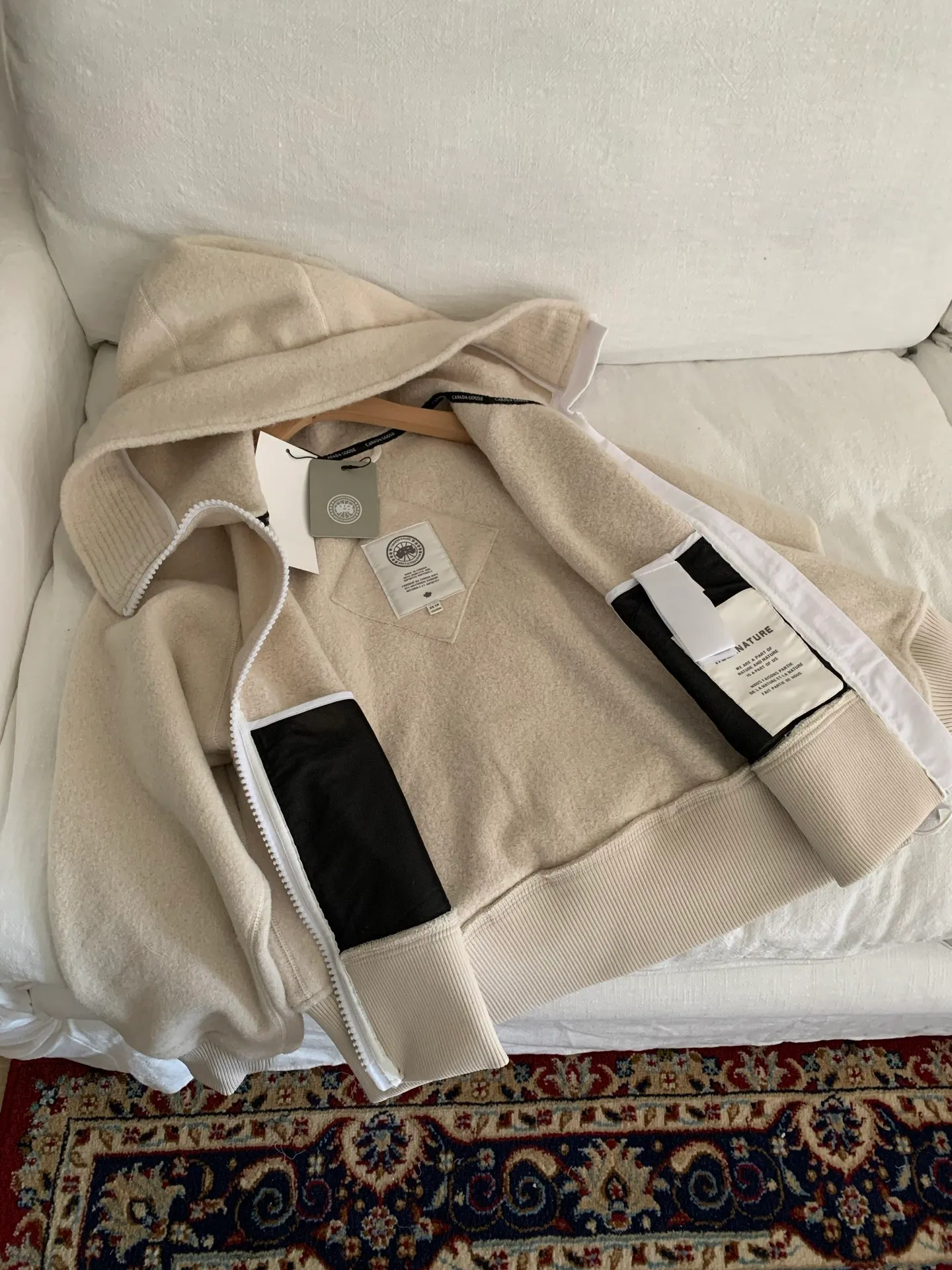 P660 Big Goose White Label Hooded Cashmere Sweatshirt Jacket [Original Mold] [Perfectly Restored] Canada Goose Canada Goose SS22 Chilliwack Humanature 01 Logo Label Zipper Drawstring Hooded Fleece Long Sleeve Bomber Jacket 7102W1 Exclusively customized wool fabric. Only compared with ZP. The popularity of this season’s new style does not require any elaboration. The fabric is warm and comfortable long plush. It is easy to put on and take off. High-tech breathable space cotton liner. It makes the entire garment very stiff and soft, comfortable and lightweight at the same time. Breathable, soft, not sweaty, lightweight, stylish, and non-deformable. The iconic double-striped reflective strips are designed behind the collar and hood. No detail is missed. High-density goose badge. All threaded accessories are customized. Three colors to choose from. Each one is super western. The upper body effect is very high-end. The loose version is not bloated at all. It is quite fashionable. It can be said that it is a very unique design. This year's must-have style is the same for men and women🔥 Color: black color code, dark gray, goose egg yolk Size: XS.-M